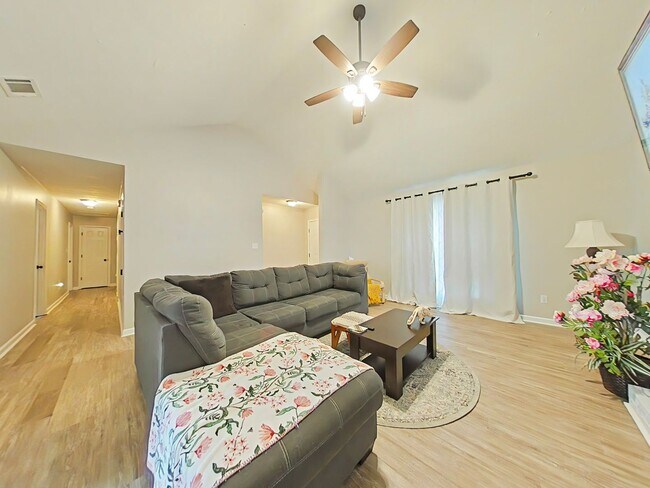 Foto del edificio - 4 Bedroom Brick Ranch in Woodlake!