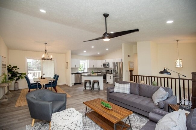 Building Photo - 810 Clearfield Ln