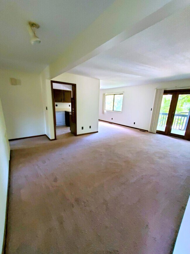 Building Photo - *Stone Gate Apartments - Advertising