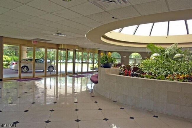 Foto del edificio - 10 Smith Manor Blvd