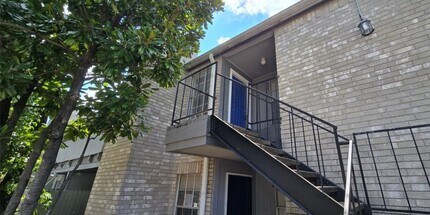 Building Photo - 9700 Leawood Blvd