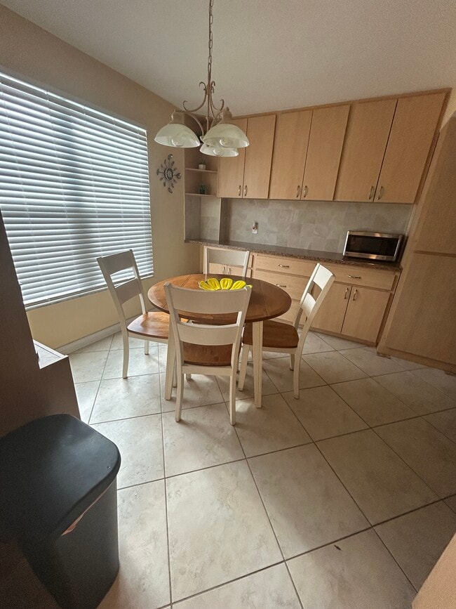 Comer en la cocina - 2621 Cove Cay Dr