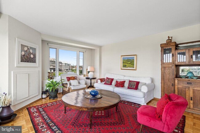 Foto del edificio - 2475 Virginia Ave NW