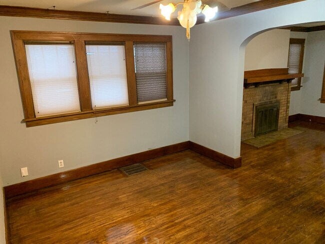 Building Photo - 2116 W Moss Ave