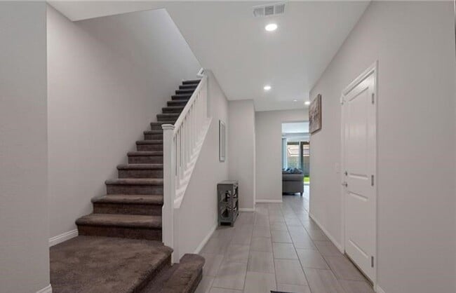 Building Photo - 5/BD 3/BA Modern Home in Cul-de-Sac with Flexible Spaces & Large Backyard