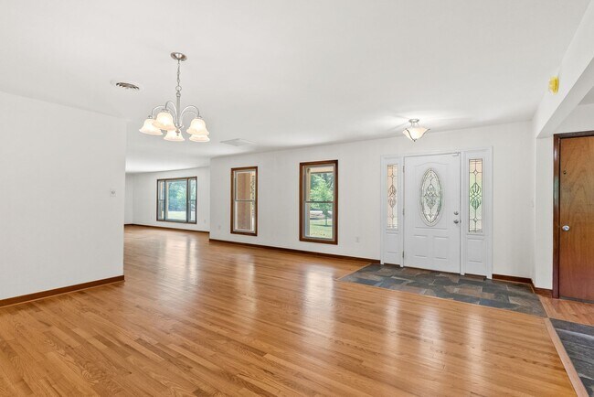 Foto del edificio - Large 4-Bed Brick Rancher with 2-Car Attached Garage!