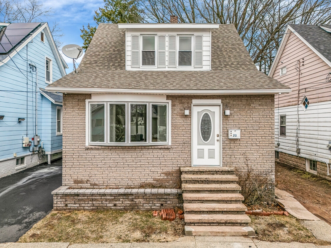 Primary Photo - 213 East Ave