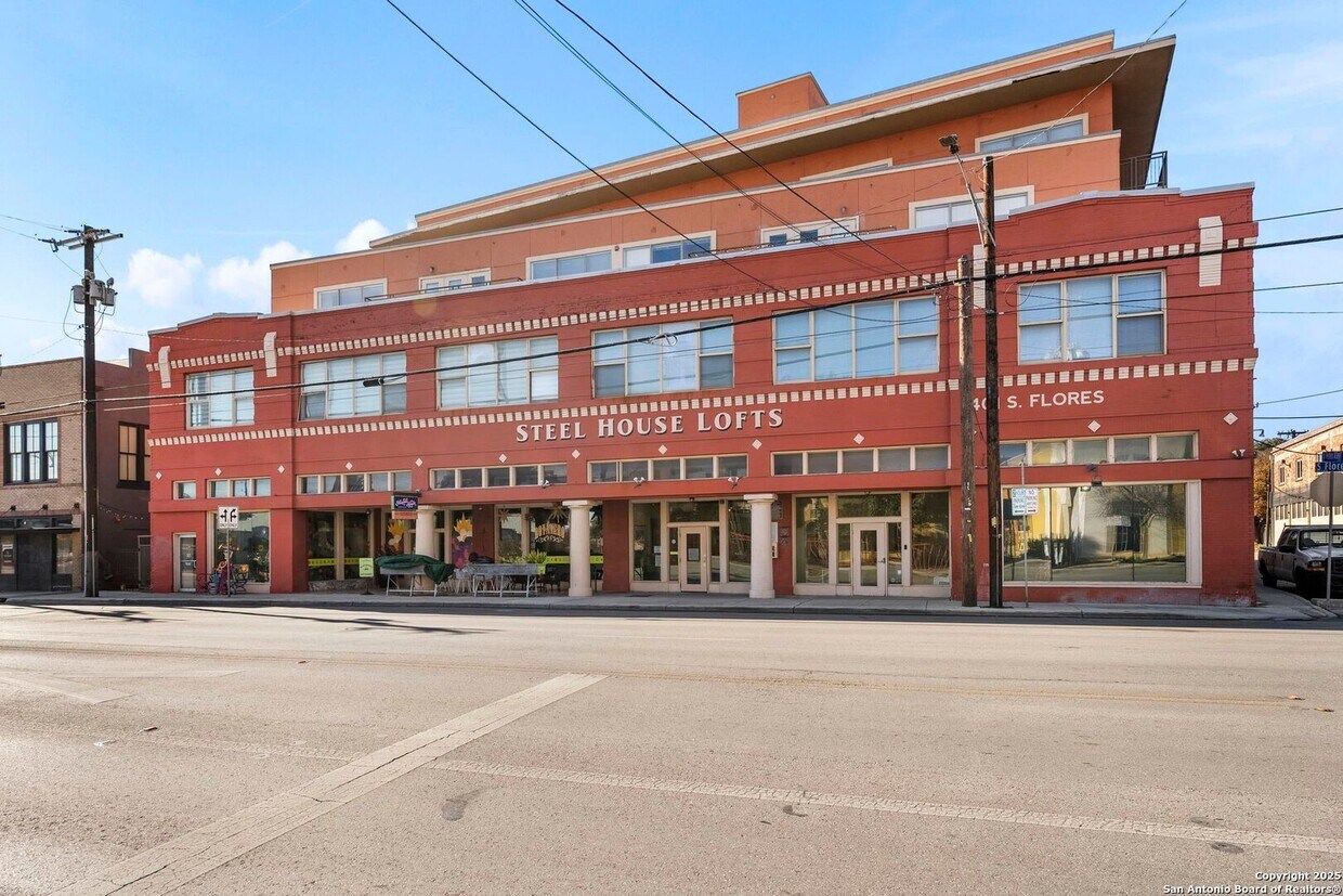 Foto principal - 1 Bed 1 Bath Condo located in Southtown