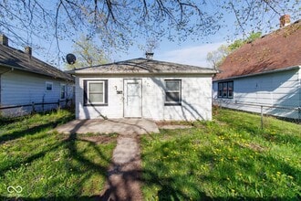 Building Photo - 3016 N Gladstone Ave