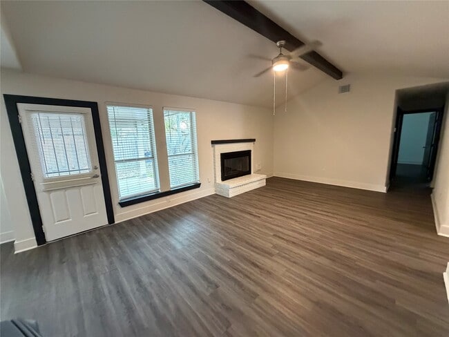 Foto del edificio - 15931 Kenbrook Dr