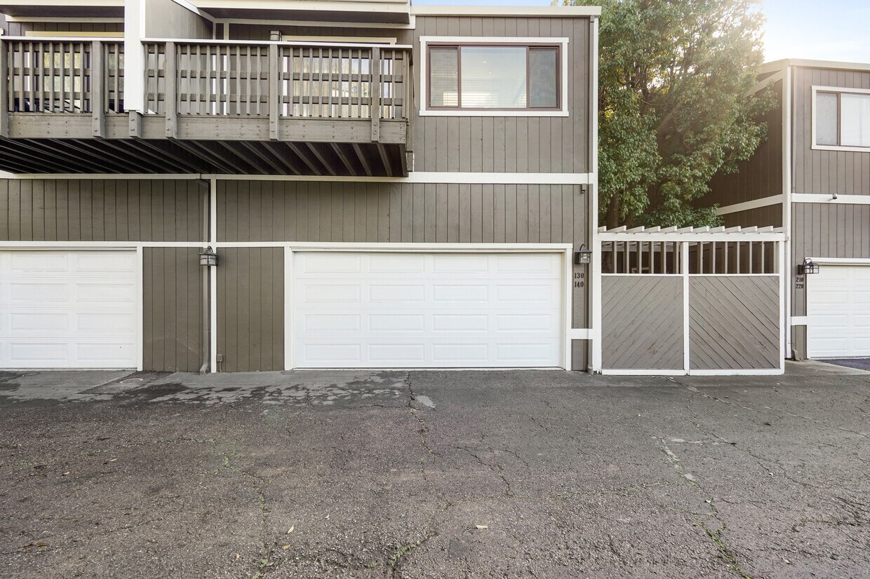 Front - 5400 Mountain Blvd