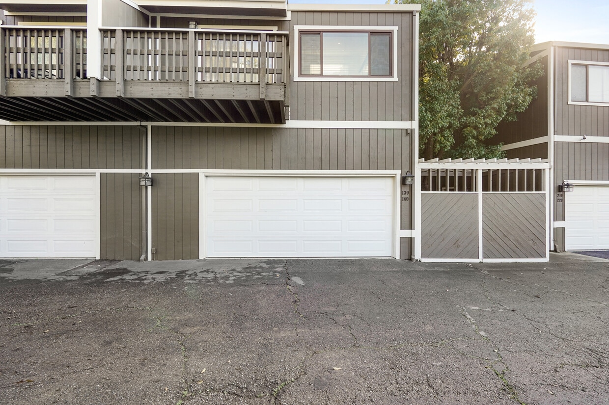 Front - 5400 Mountain Blvd