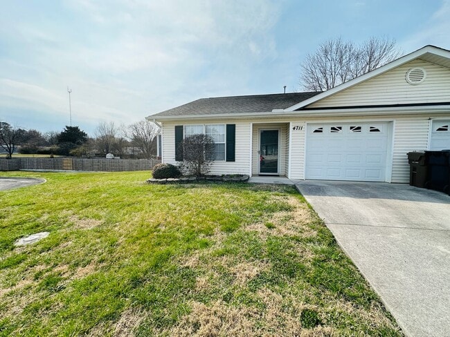 2BR Condo with Garage | Vaulted Ceilings | Real Hardwood Floors | Gas Fireplace | Near UT & Downt... - 2BR Condo with Garage | Vaulted Ceilings | Real Hardwood Floors | Gas Fireplace | Near UT & Downt...