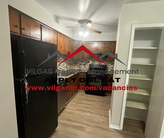 Building Photo - Spacious 3 large bedrooms, 2 full baths (1...