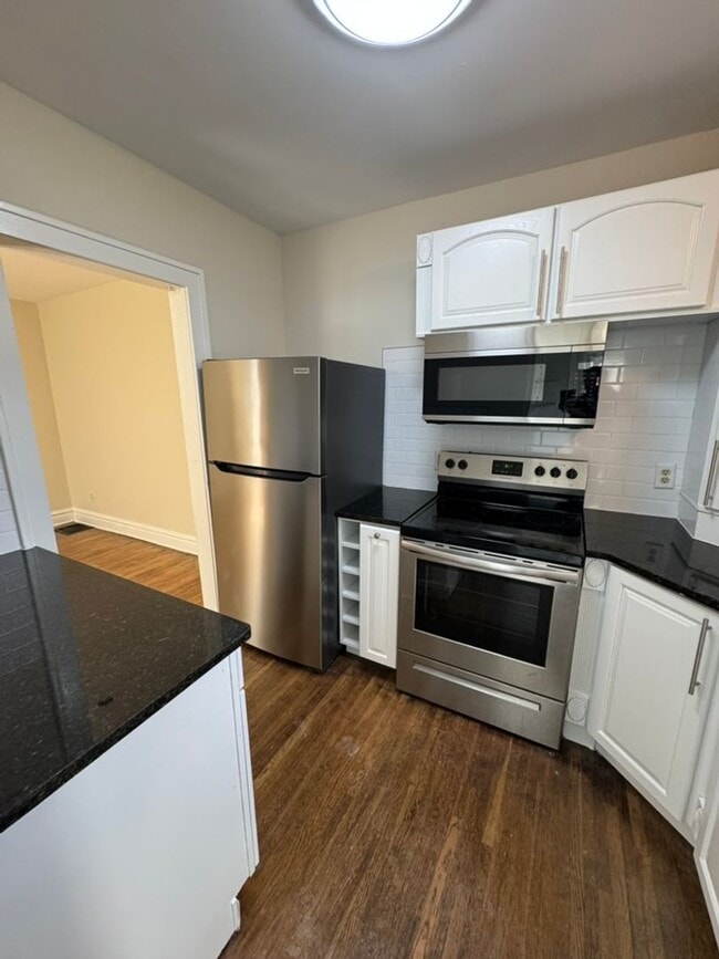 Foto del edificio - BRAND NEW UPDATES!  3 BEDROOMS / 1.5 BATHS...