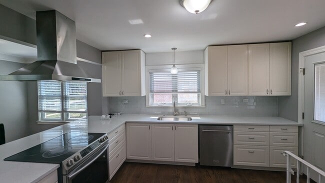 Building Photo - ?? Spacious 3BR Ranch | District 57 & Pros...