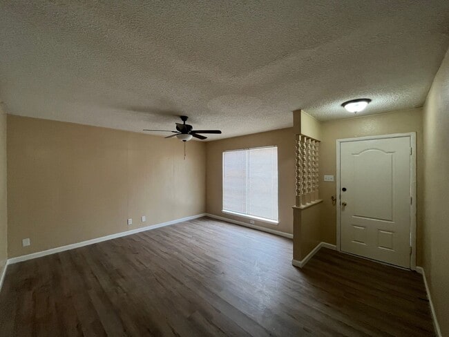 Building Photo - 2014 Anchor Dr