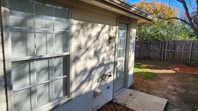 Foto del edificio - 2016 Lee Dr