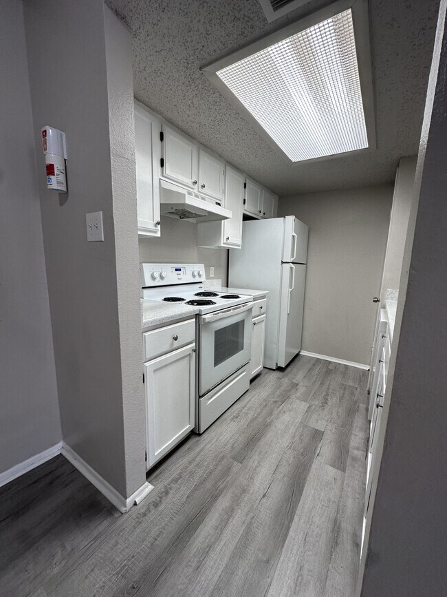 Building Photo - 2210 Capitan Dr