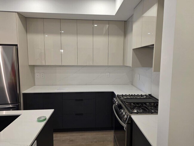 Photo du bâtiment - 15353-15317 17 Ave