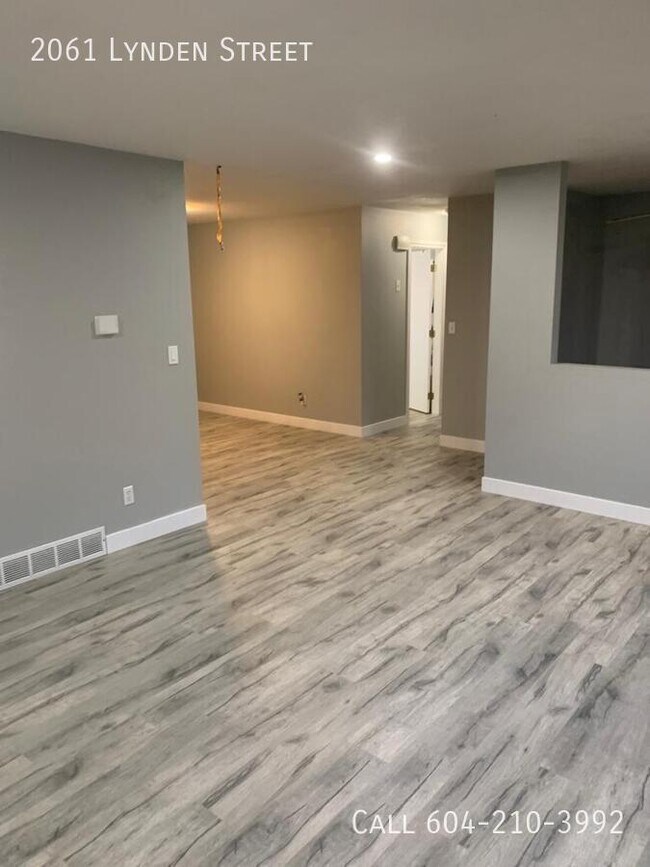 Photo du bâtiment - Bright & Open Updated Home!