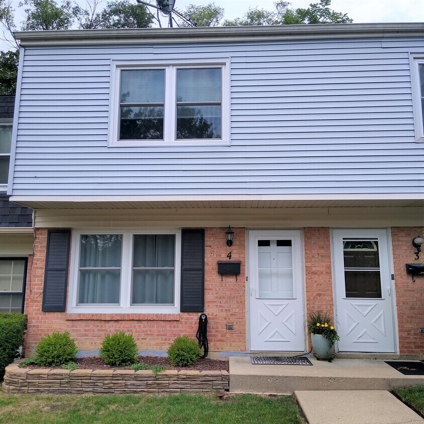 Primary Photo - 151 E Palatine Rd