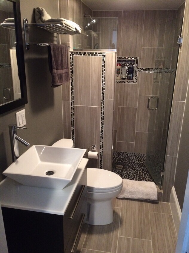 Beautiful bathroom with large shower - 368 Concord St