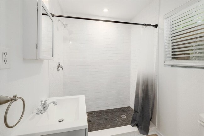 Foto del edificio - 18502 E Lakeview Dr