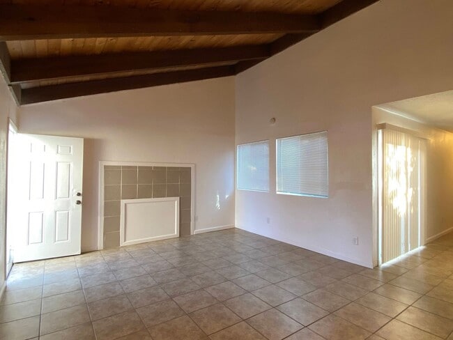 Building Photo - Spacious 3 Bedroom Duplex in Lincoln Schoo...