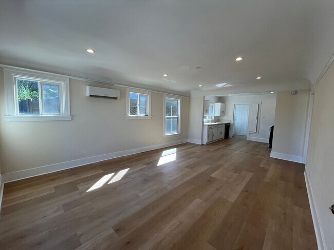 Foto del edificio - 2+1 w/all appliances + garage in central L...