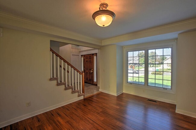 Building Photo - Beautiful Forsyth Home!
