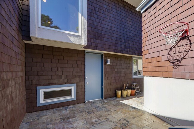 Foto del edificio - 4BR/3BA Diamond Heights View Home with EV Charger, Wine Cellar & 2-Car Garage | YouTube Tour