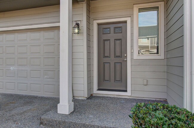 Building Photo - BEAUTIFUL CREEKWOOD TOWNHOME! 3 BR, 2.5 BA