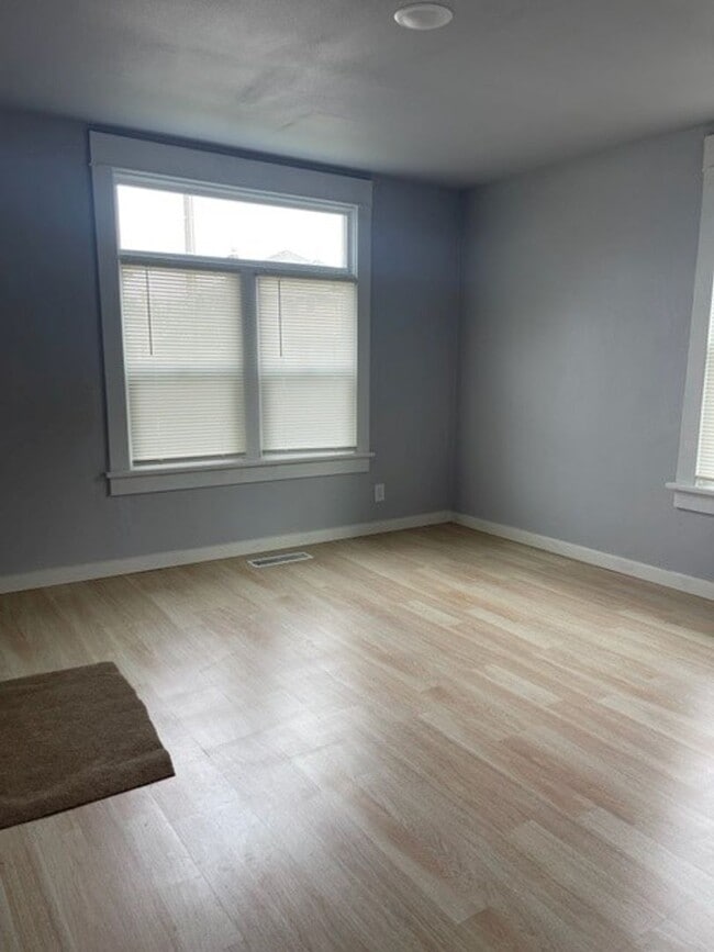 Building Photo - W111