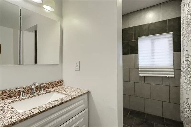 Foto del edificio - Spacious newly updated 3 bedroom - modern ...