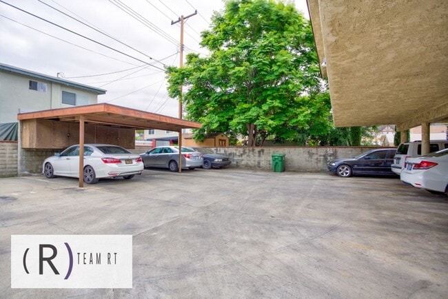 Building Photo - A Charming Condominium in a Quiet and Desi...