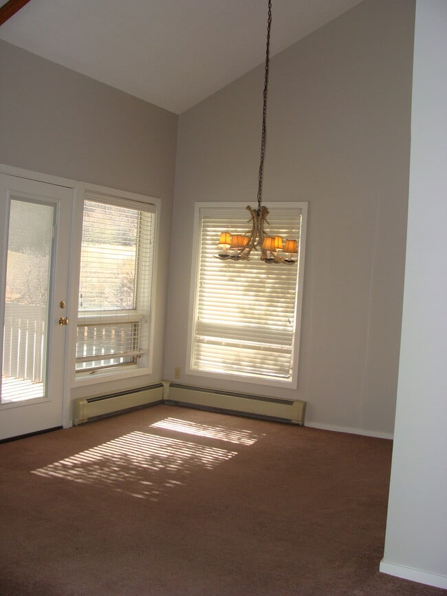 Building Photo - 264 Eagle Dr