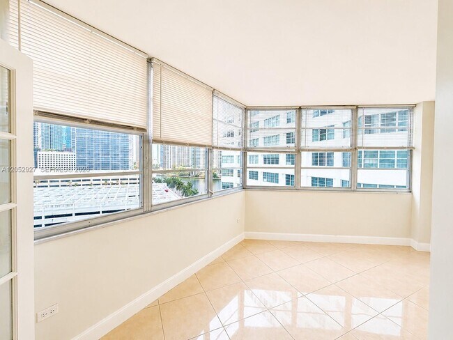 Foto del edificio - 825 Brickell Bay Dr