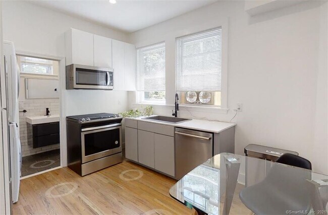 Building Photo - 256 Edwards St