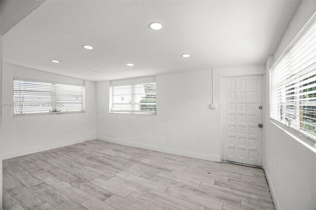 Foto del edificio - 25 SW 14th St