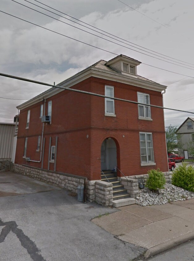 Apt #3 is in the rear. - 320 N 9th St