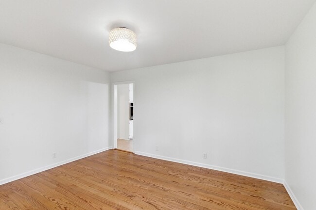 Building Photo - Crieve Hall Duplex