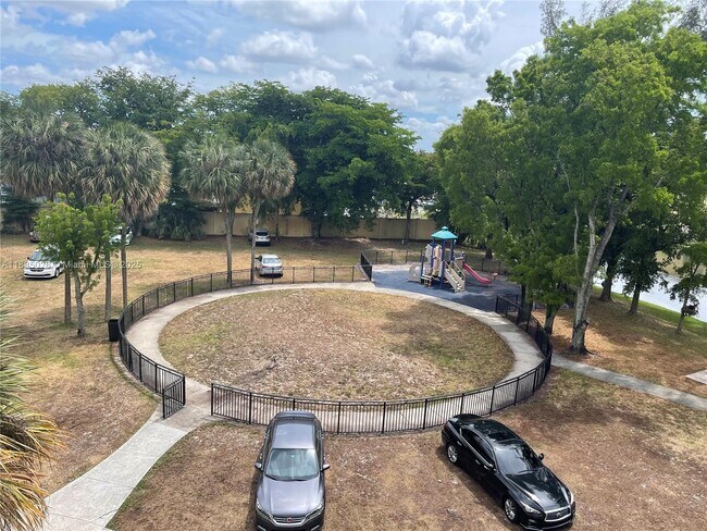 Foto del edificio - 10000 NW 80th Ct