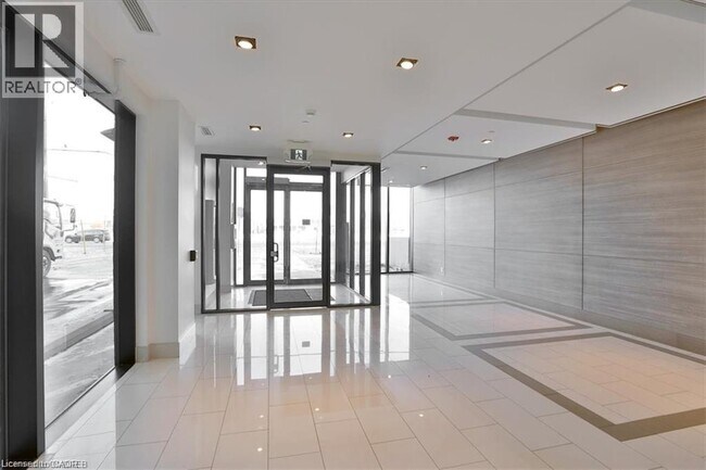 Photo du bâtiment - 5240 Dundas St