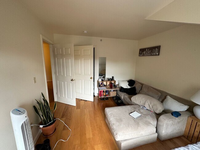 Foto del edificio - 12/1 No Fee! Huge Lower Allston townhouse ...