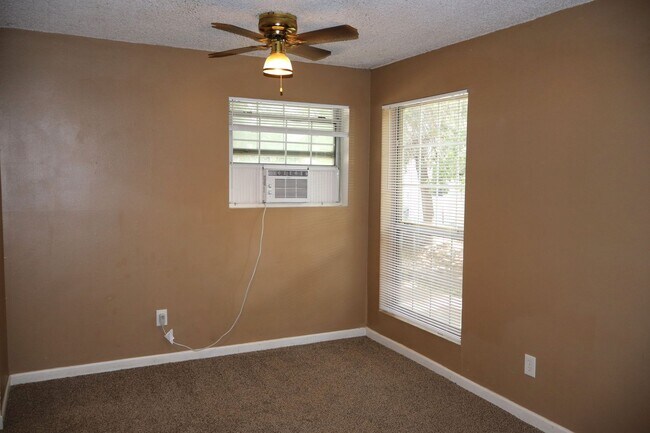 Building Photo - Charming Ground-Level Apartment in the Hea...