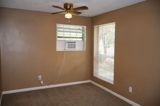 Building Photo - Charming Ground-Level Apartment in the Heart of Fort Collins