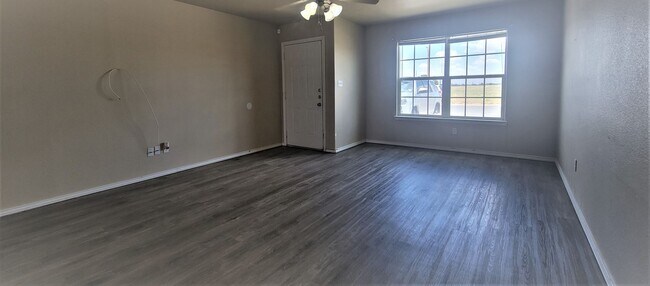 Foto del edificio - FOR LEASE -GEOURGOUS  3/2/1 WITH LARGE YAR...