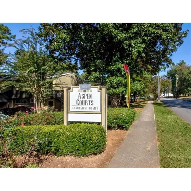 Building Photo - Room in Apartment on Stanton Rd SW