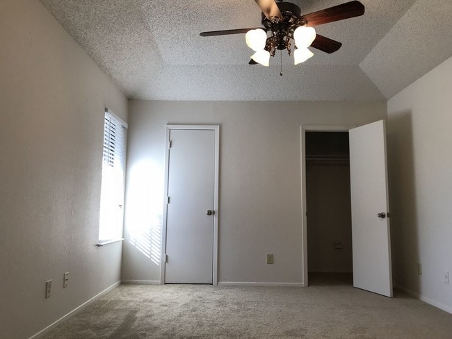 Building Photo - Duplex for Rent